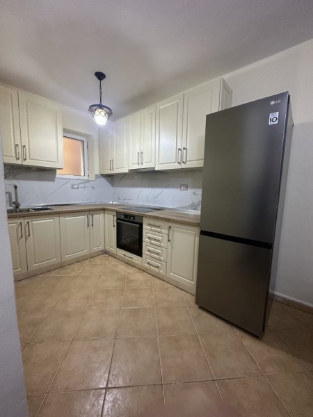 Tirane, jepet me qera apartament 2+1+Ballkon Kati 4, 80 m² 700 €