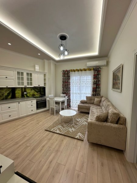 Tirane, jepet me qera apartament 2+1+Ballkon Kati 4, 95 m² 650 € (Liqeni i thate)