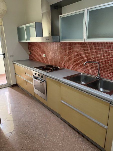 Tirane, jepet me qera 1+1 Kati 1, 84 m² 500 € (Pazari i Ri)