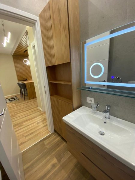 Tirane, jepet me qera apartament 1+1+Ballkon Kati 4, 75 m² 800 € (Square 21)