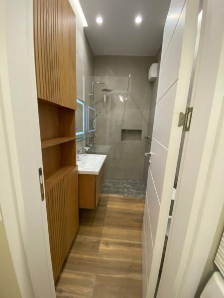 Tirane, jepet me qera apartament 1+1+Ballkon Kati 4, 75 m² 800 € (Square 21)