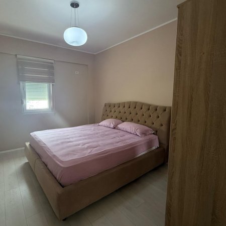 Tirane, jepet me qera apartament 3+1 Kati 4, 189 m² 1.000 € (Liqeni i Thate)