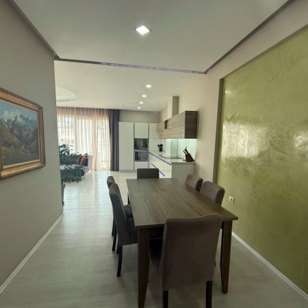 Tirane, jepet me qera apartament 3+1 Kati 4, 189 m² 1.000 € (Liqeni i Thate)