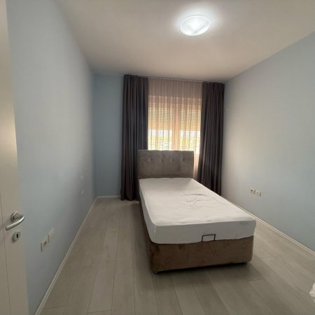 Tirane, jepet me qera apartament 3+1 Kati 4, 189 m² 1.000 € (Liqeni i Thate)