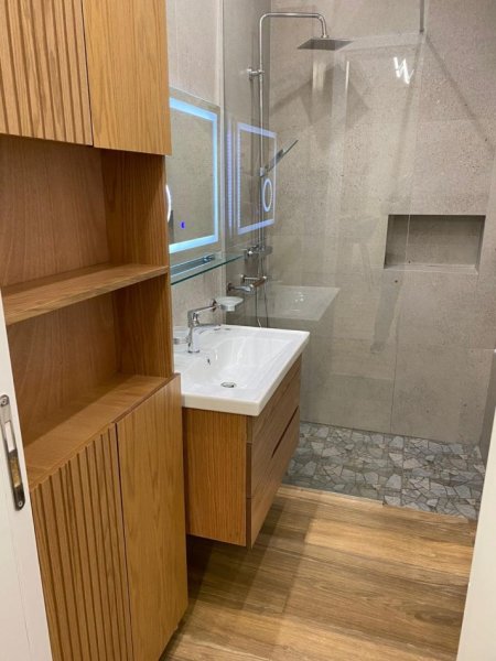 Tirane, jepet me qera apartament 1+1+Ballkon Kati 3, 75 m² 800 € (Square 21)