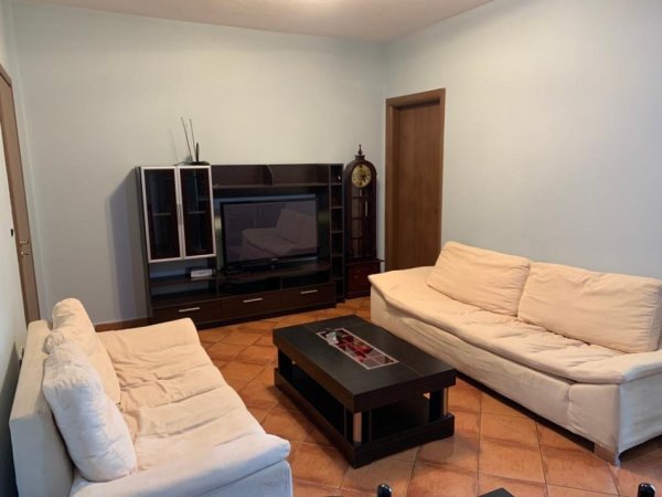 Tirane, jepet me qera apartament 1+1+Ballkon Kati 8, 65 m² 480 € (rruga Asim Vokshi)