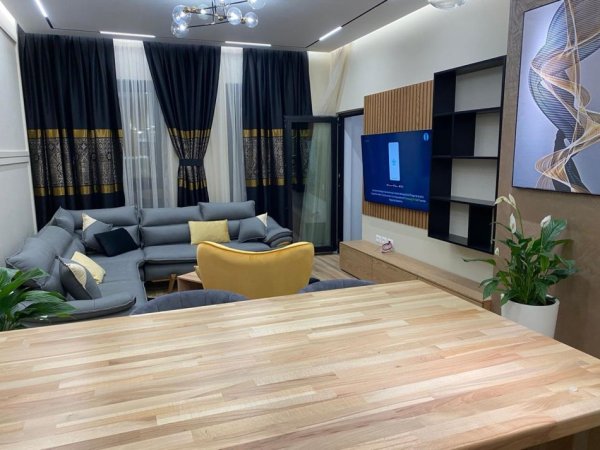Tirane, jepet me qera apartament 1+1+Aneks+Ballkon Kati 7, 75 m² 800 € (Rruga e Kavajes)