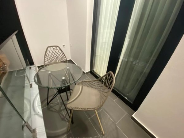 Tirane, jepet me qera apartament 1+1+Aneks+Ballkon Kati 7, 75 m² 800 € (Rruga e Kavajes)