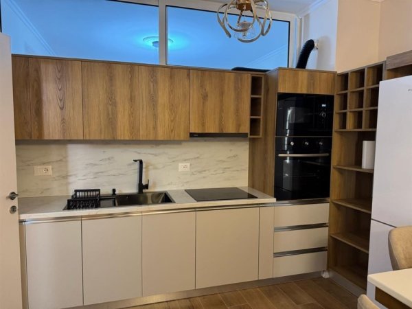 Tirane, jepet me qera apartament 2+1 Kati 7, 100 m² 650 € (farmacia 10)