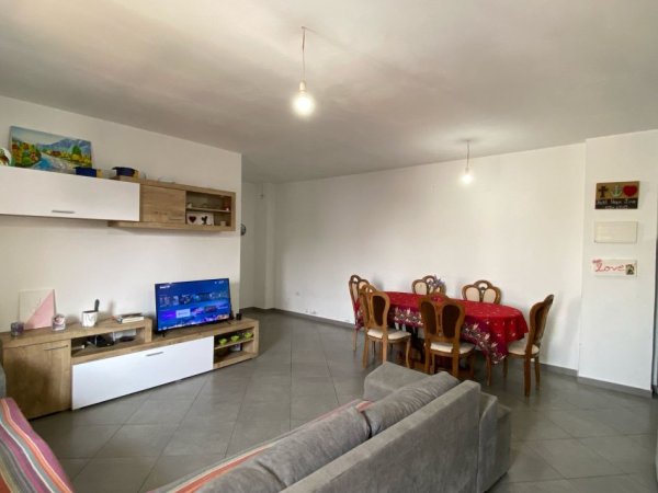 Tirane, jepet me qera apartament 2+1+Ballkon Kati 4, 110 m² 400 € (aleksander konda)