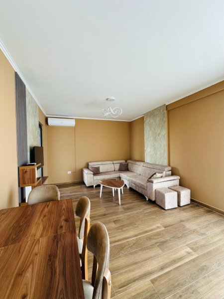 Tirane, jepet me qera apartament 2+1+Ballkon Kati 8, 115 m² 800 € (bardhyl)