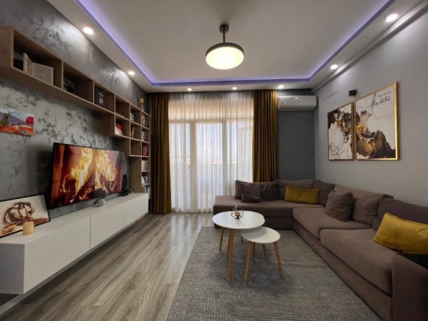 Tirane, jepet me qera apartament 2+1 Kati 9, 760 € (Fusha e Aviacionit)