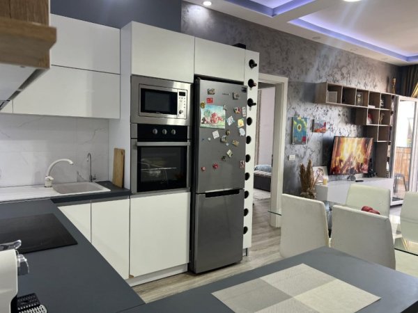 Tirane, jepet me qera apartament 2+1 Kati 9, 760 € (Fusha e Aviacionit)