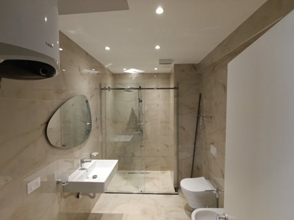 Tirane, jepet me qera apartament 2+1+Aneks+Ballkon Kati 3, 80 m² 1.200 € (Mbrapa Radisson)