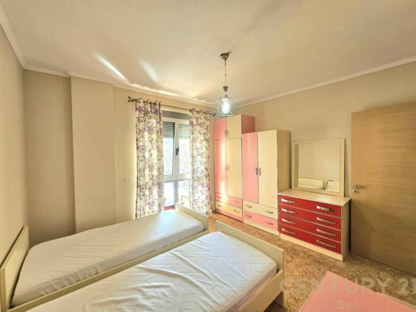Tirane, jepet me qera apartament 1+1 , 96 m² 600 € (Liqeni i thate)