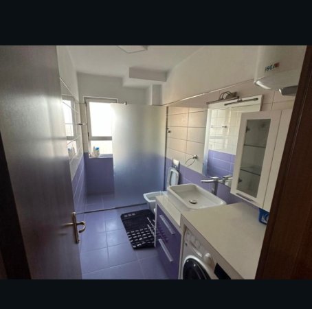 Tirane, jepet me qera apartament 2+1+Ballkon Kati 8, 110 m² 600 € (Pallati me Shigjeta)