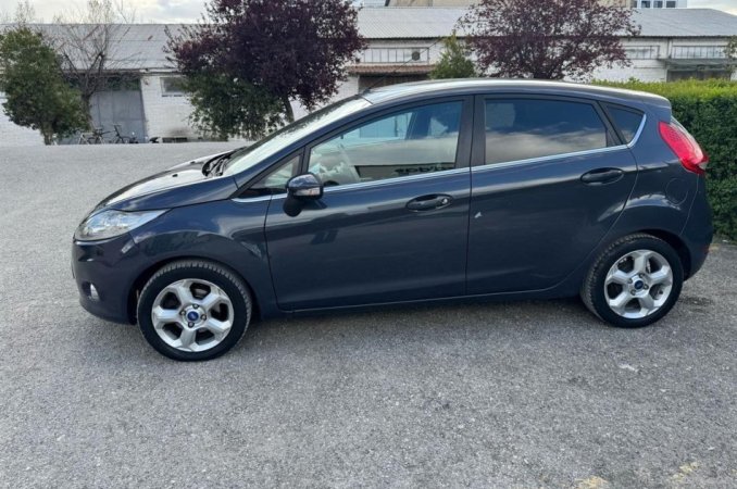 Tirane, shitet makine ford fiesta Benzin+Gaz, gri e erret manuale Kondicioner 200.000 km 4.400 €
