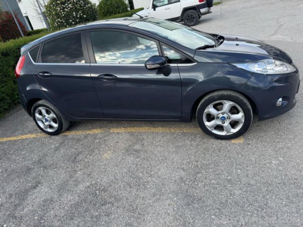 Tirane, shitet makine ford fiesta Benzin+Gaz, gri e erret manuale Kondicioner 200.000 km 4.400 €