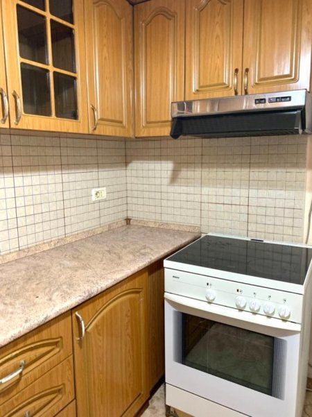 Tirane, jepet me qera shtepi 1+1 Kati 1, 70 m² 380 € (Auto Kadiu Rruga e Kavajes)