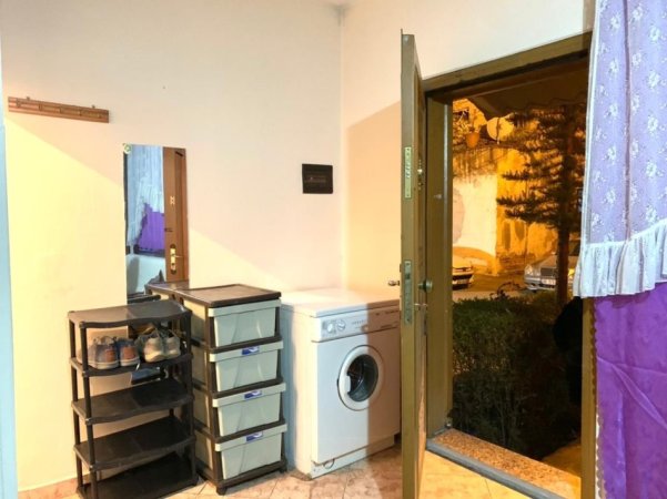 Tirane, jepet me qera shtepi 1+1 Kati 1, 70 m² 380 € (Auto Kadiu Rruga e Kavajes)