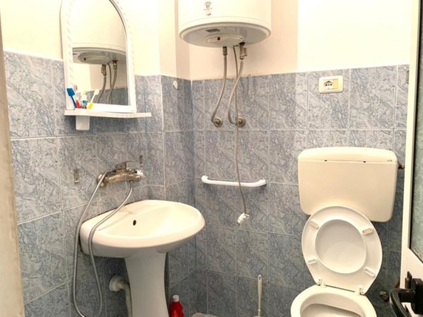 Tirane, jepet me qera shtepi 1+1 Kati 1, 70 m² 380 € (Auto Kadiu Rruga e Kavajes)