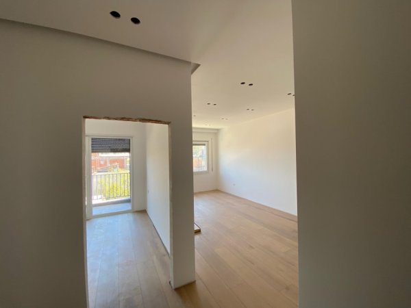 Tirane, jepet me qera apartament 2+1+Ballkon Kati 2, 86 m² 700 € (Spitali Amerikan 3 rruga Bedri Karapici)