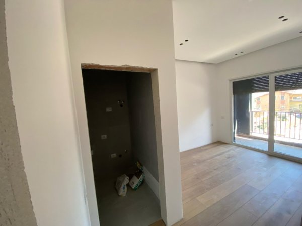 Tirane, jepet me qera apartament 2+1+Ballkon Kati 2, 86 m² 700 € (Spitali Amerikan 3 rruga Bedri Karapici)