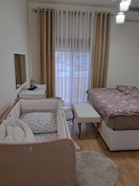 Tirane, jepet me qera apartament 1+1 Kati 2, 135 m² 500 € (hiqmet buzi)