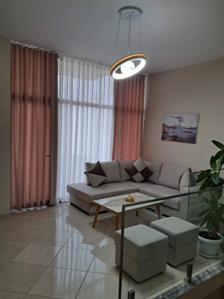 Tirane, jepet me qera apartament 1+1 Kati 2, 135 m² 500 € (hiqmet buzi)