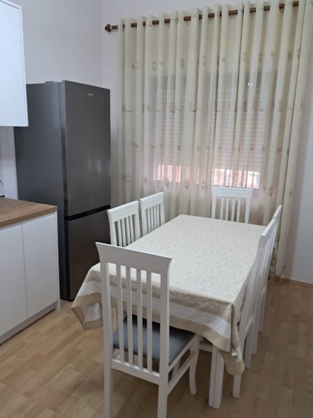 Tirane, jepet me qera apartament 1+1 Kati 2, 135 m² 500 € (hiqmet buzi)