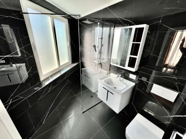 Tirane, jepet me qera apartament 2+1+Ballkon Kati 9, 138 m² 850 € (Rr. Petro Nini Luarasi te Shkolla e Baletit)