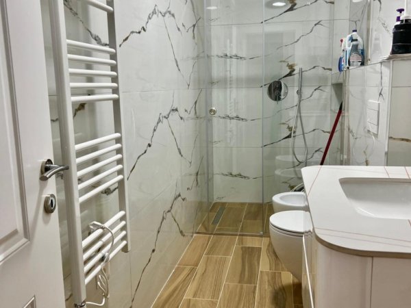 Tirane, jepet me qera apartament 2+1+Ballkon Kati 9, 138 m² 850 € (Rr. Petro Nini Luarasi te Shkolla e Baletit)