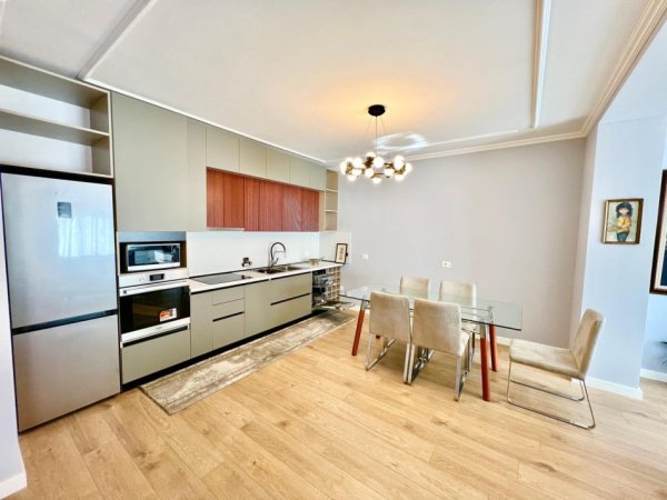 Tirane, jepet me qera apartament 2+1+Ballkon Kati 9, 138 m² 850 € (Rr. Petro Nini Luarasi te Shkolla e Baletit)