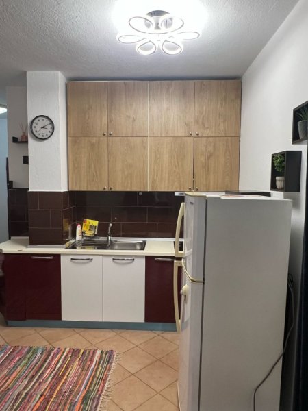 Tirane, jepet me qera apartament 1+1 Kati 3, 65 m² 430 € (rruga 5 maji)