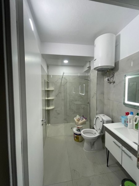 Tirane, jepet me qera apartament 2+1 Kati 1, 80 m² 700 € (ZOGU I ZI)
