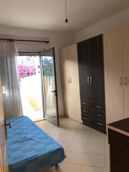 Tirane, jepet me qera apartament 2+1+Ballkon Kati 4, 90 m² 400 € (Rruga Rexhep Pinari Kopshti Botanik)
