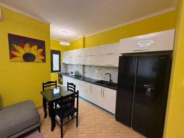 Tirane, jepet me qera apartament 2+1 Kati 2, 95 m² 600 € 
