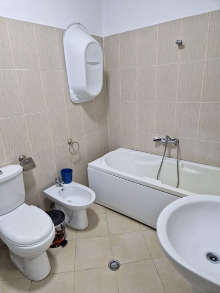 Tirane, jepet me qera apartament 3+1+Ballkon Kati 5, 105 m² 800 € 