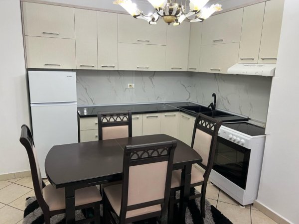 Tirane, jepet me qera apartament 2+1+Ballkon Kati 4, 86 m² 650 € 