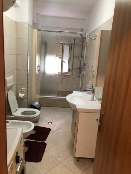 Tirane, jepet me qera apartament 2+1+Ballkon Kati 2, 90 m² 500 € (Rruga Idriz Dollaku)