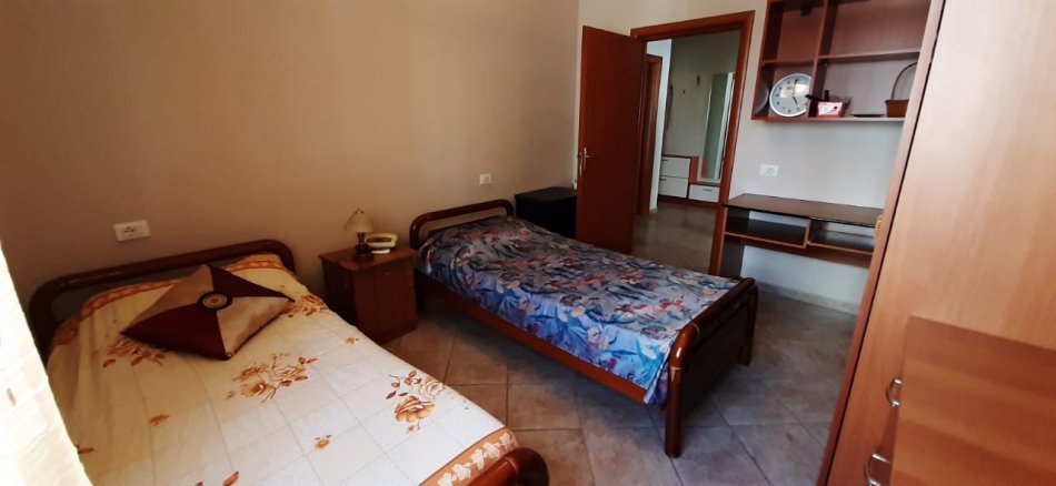 Tirane, jepet me qera apartament 2+1+Ballkon Kati 3, 115 m² 650 € (Rruga Tish Dahija , Komuna Parisit)