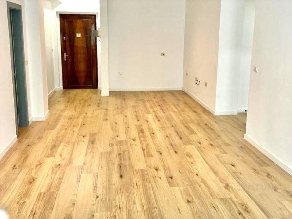 Tirane, jepet me qera apartament 3+1 Kati 4, 119 m² 1.000 € (Rruga Pasho Vasa)