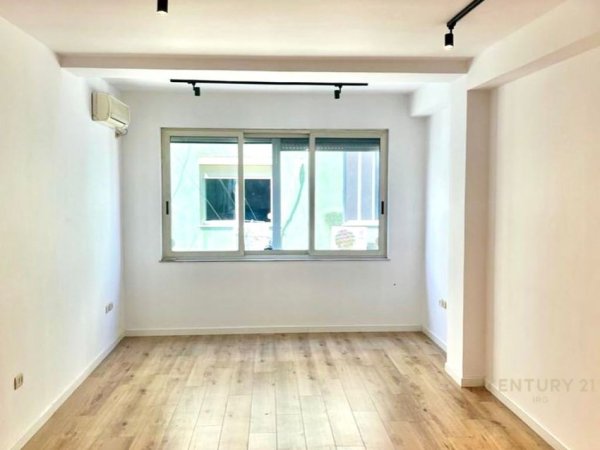 Tirane, jepet me qera apartament 3+1 Kati 4, 119 m² 1.000 € (Rruga Pasho Vasa)
