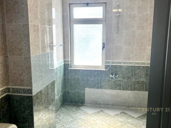 Tirane, jepet me qera apartament 3+1 Kati 4, 119 m² 1.000 € (Rruga Pasho Vasa)
