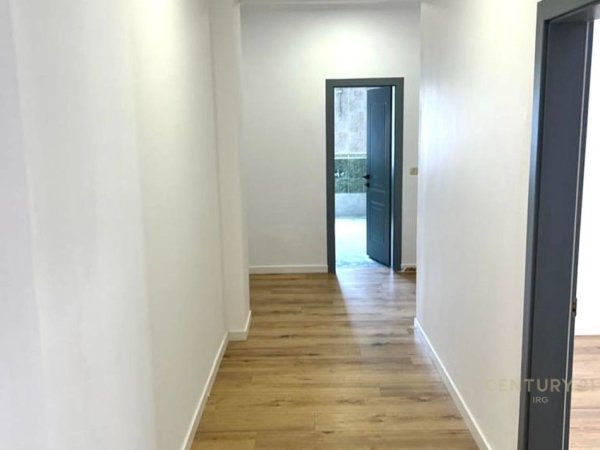 Tirane, jepet me qera apartament 3+1 Kati 4, 119 m² 1.000 € (Rruga Pasho Vasa)
