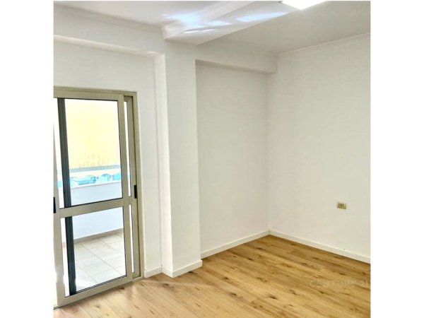 Tirane, jepet me qera apartament 3+1 Kati 4, 119 m² 1.000 € (Rruga Pasho Vasa)