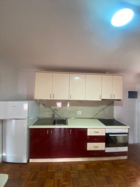 Tirane, jepet me qera apartament 1+1 Kati 3, 55 m² 350 € (Rruga e Dibres-Spitali Amerikan 2)