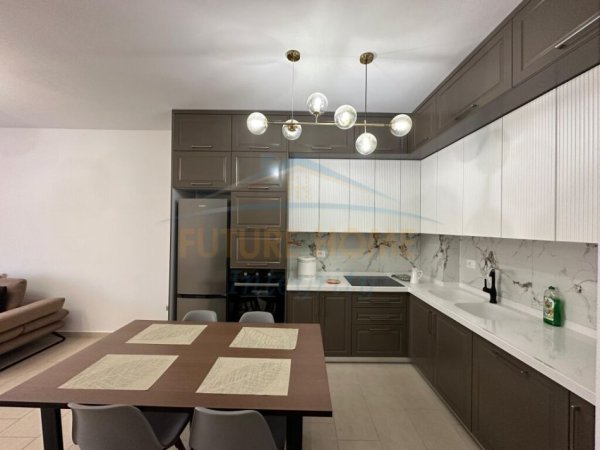 Tirane, jepet me qera apartament 3+1+Ballkon Kati 6, 120 m² (Unaza e re)
