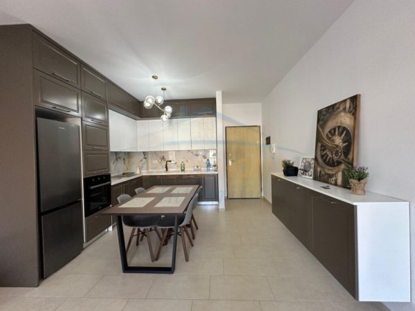 Tirane, jepet me qera apartament 3+1+Ballkon Kati 6, 120 m² (Unaza e re)