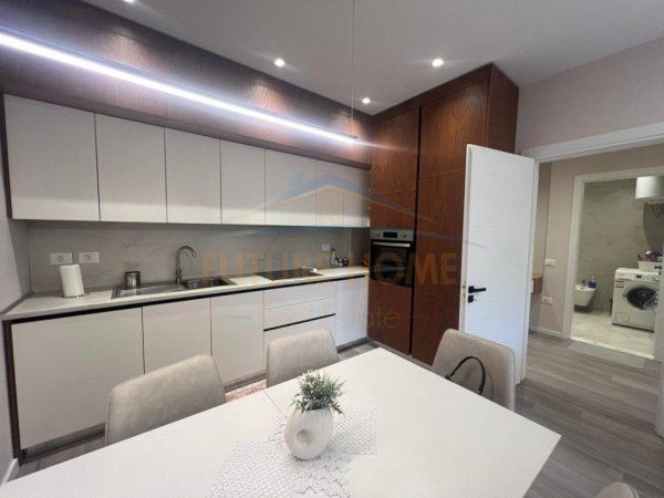 Tirane, jepet me qera apartament 1+1+Ballkon Kati 2, 600 € (Selite 1+1 me parkim ( luxury ))